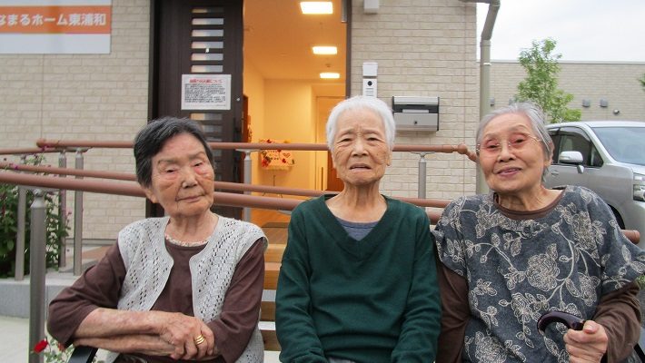 施設の外でのんびりされるご利用者さま